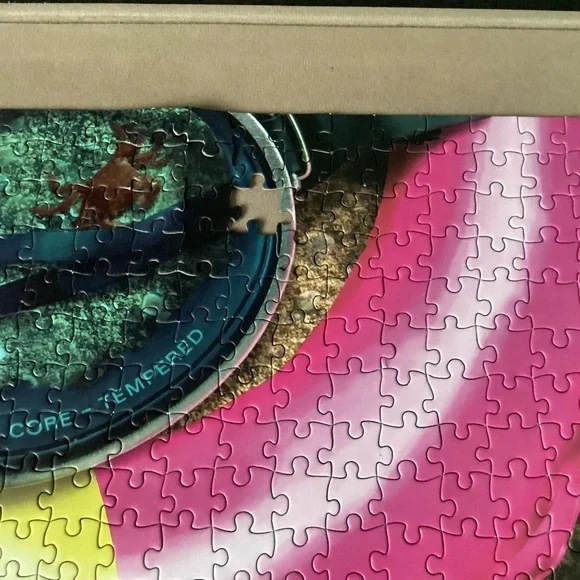 2000pc Puzzle- missing 1 pc - Picture 3 of 3